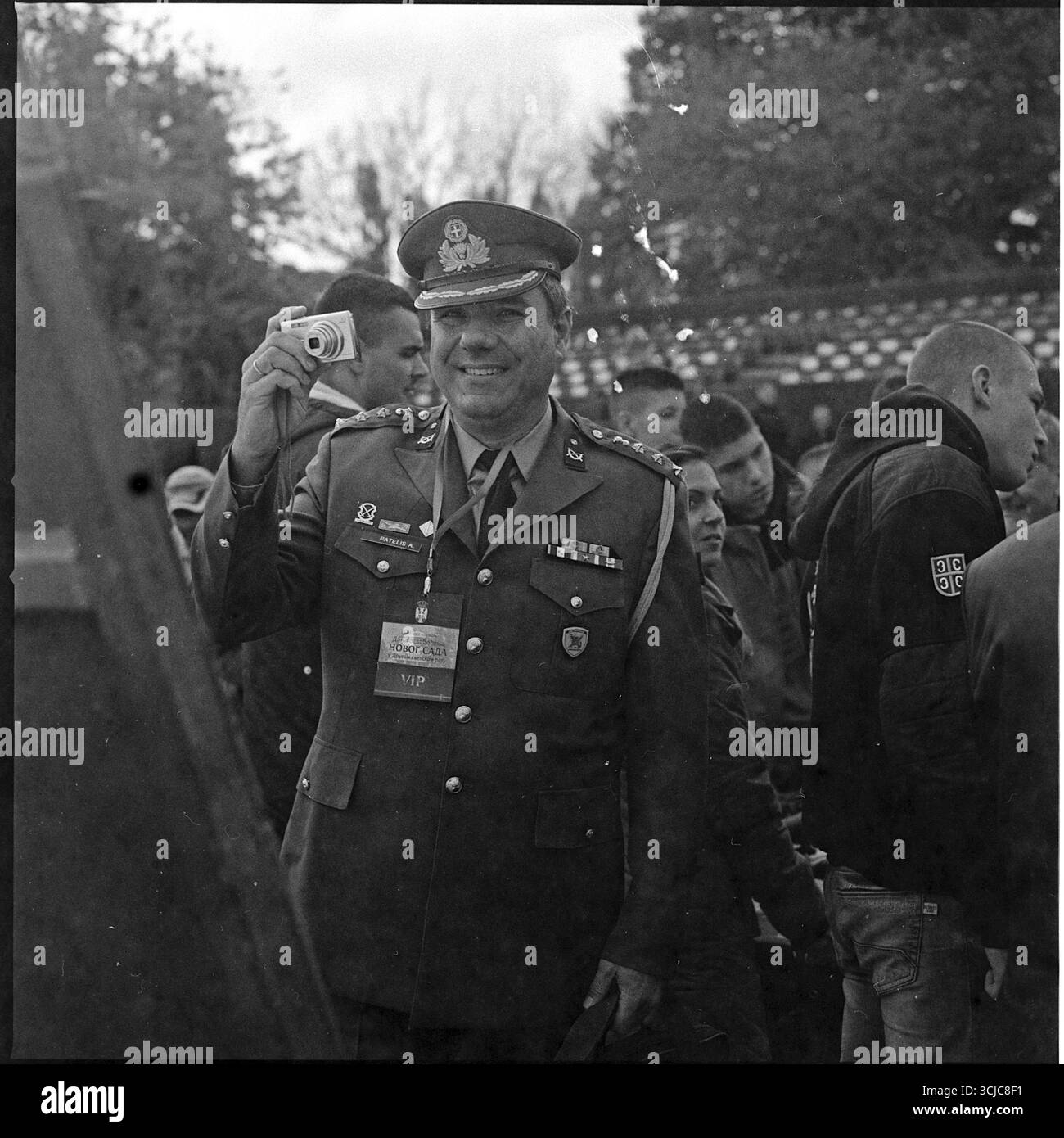 Défilé militaire à Novi Sad, en Serbie, photographié avec un appareil photo Hasselblad à l'aide d'un film noir et blanc endommagé et expiré depuis 30 ans. Banque D'Images