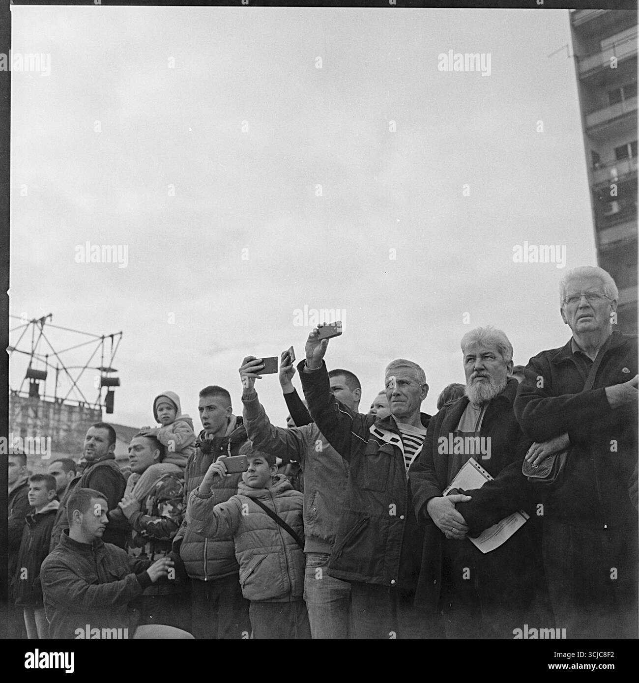 Défilé militaire à Novi Sad, en Serbie, photographié avec un appareil photo Hasselblad à l'aide d'un film noir et blanc endommagé et expiré depuis 30 ans. Banque D'Images