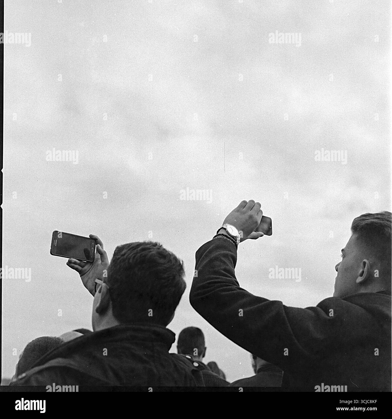 Défilé militaire à Novi Sad, en Serbie, photographié avec un appareil photo Hasselblad à l'aide d'un film noir et blanc endommagé et expiré depuis 30 ans. Banque D'Images