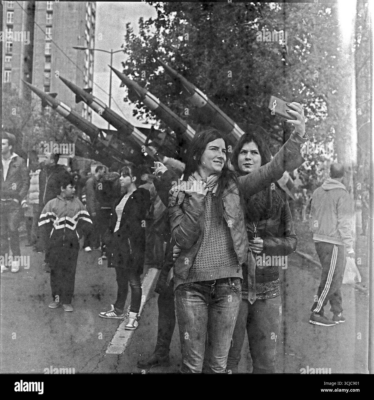 Défilé militaire à Novi Sad, en Serbie, photographié avec un appareil photo Hasselblad à l'aide d'un film noir et blanc endommagé et expiré depuis 30 ans. Banque D'Images