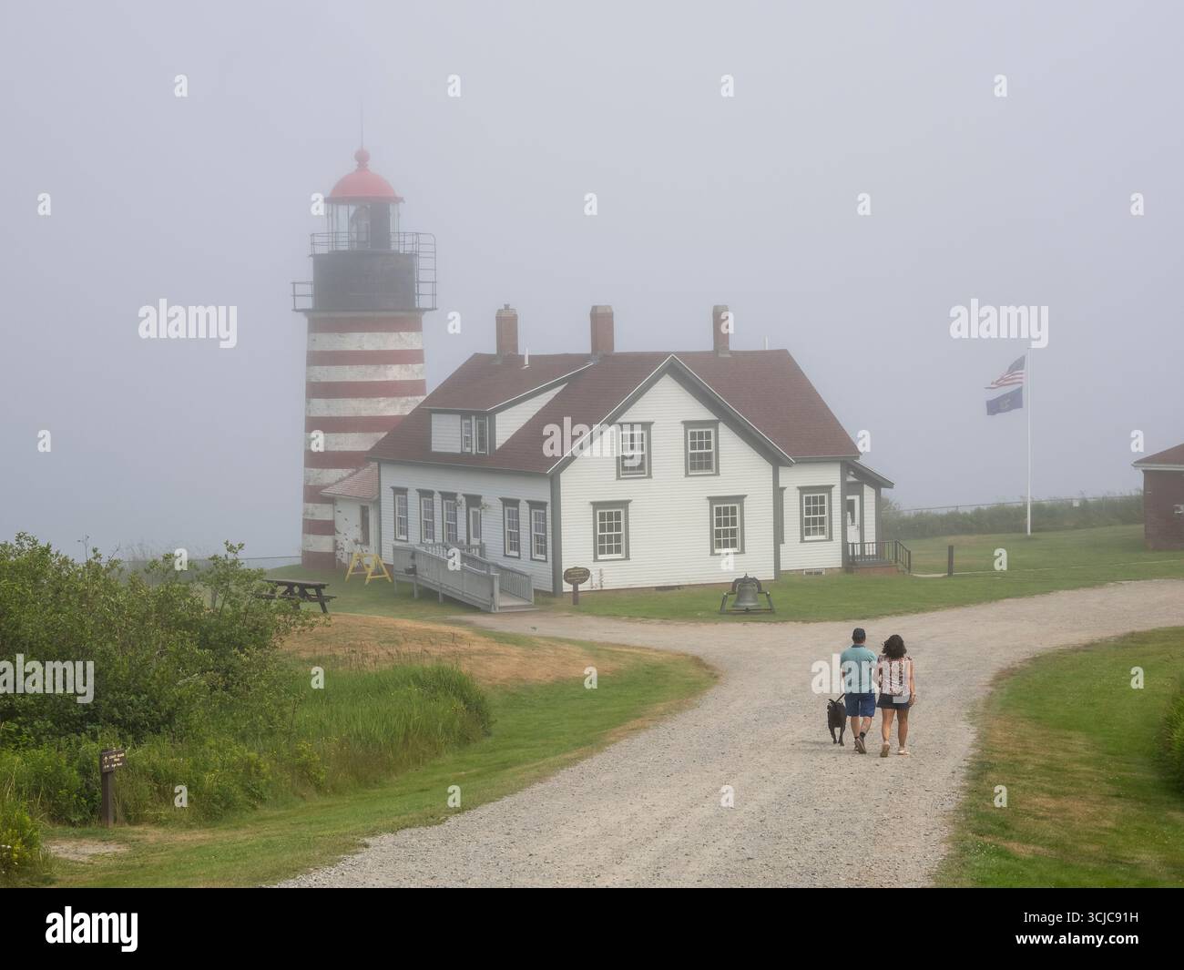 Le phare de West Quoddy Head dans le parc d'État de Quoddy Head à Lubec Maine est le point le plus à l'est des États-Unis contigus. Banque D'Images