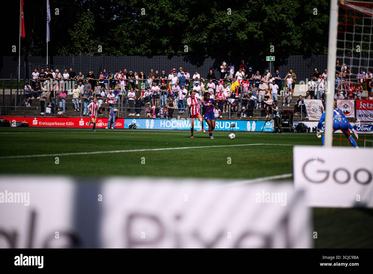COLOGNE, ALLEMAGNE - 6 SEPTEMBRE 2025 : - le match de Google Pixel Women Bundesliga 1.FC Koeln Frauen vs RB Leipzig Frauen au Franz Kremer Stadium. Banque D'Images