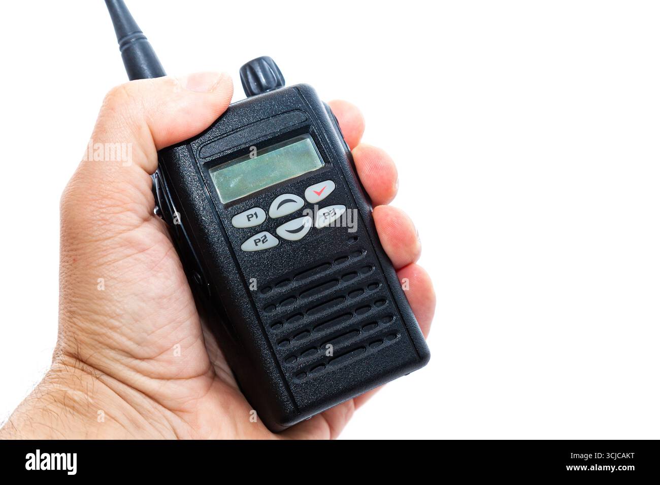 La main d'un homme tient un talkie-walkie sans fil, sur fond blanc, gros plan. Banque D'Images