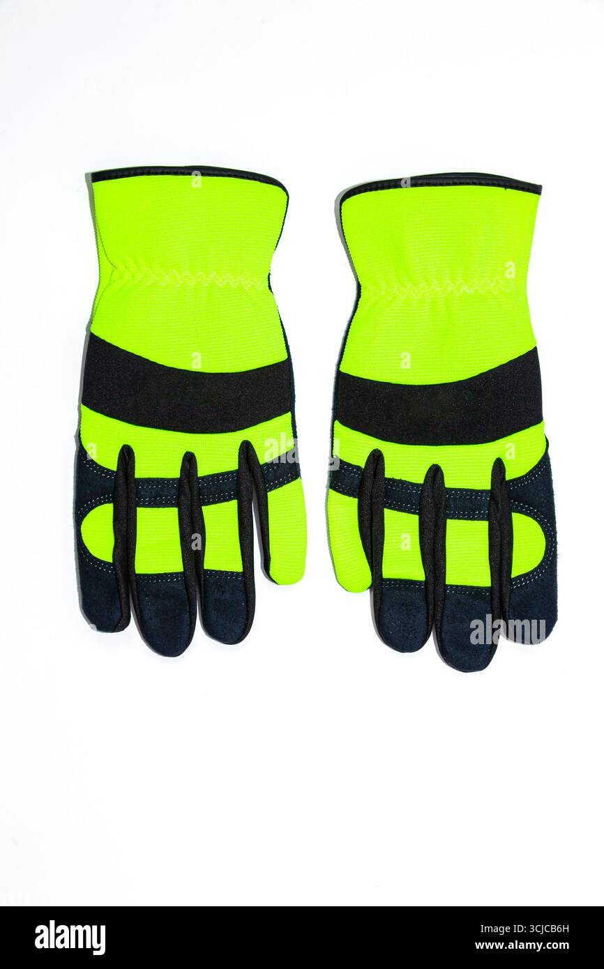 Gants de travail de protection sur fond blanc, vert - noir avec cuir noir et matière synthétique verte. Banque D'Images