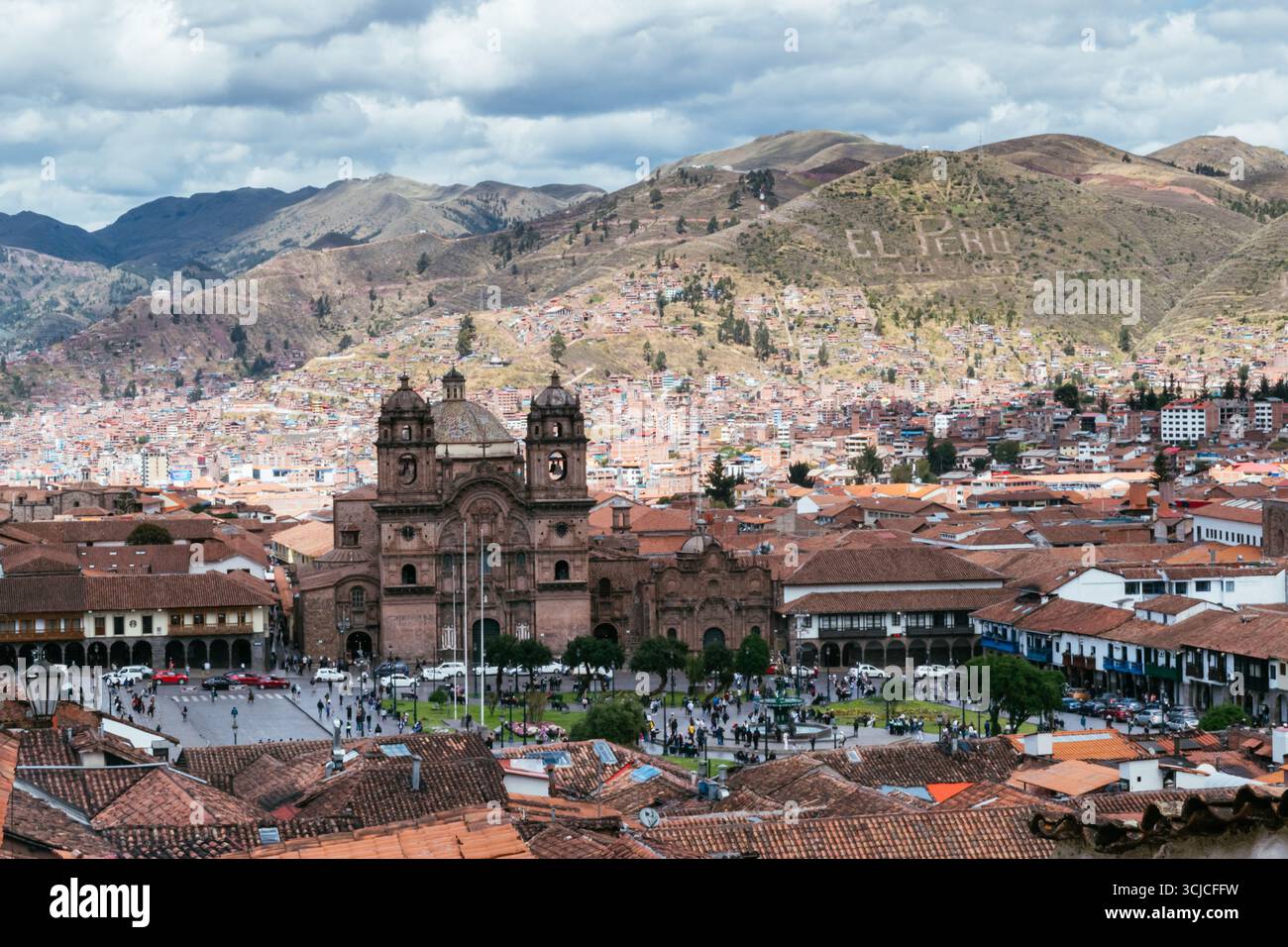 Vue panoramique de Cusco, Pérou, mettant en valeur le centre historique avec une cathédrale proéminente, entourée de montagnes et d'une architecture traditionnelle sous un Banque D'Images