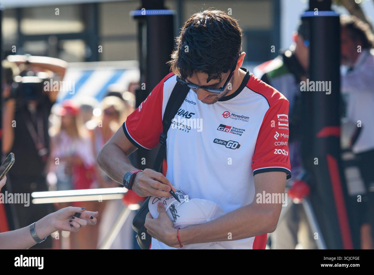 Monza, Italie. 6 septembre 2025. Esteban OCON (FRA) de l'équipe de F1 Haas signe une casquette de fan avec son autographe lors du PIRELLI GRAN PREMIO D'ITALIA 2025 à l'Autodromo Nazionale de Monza (Italie), 16e manche du Championnat du monde FIA F1 2025. Crédit : Riccardo Righetti/Alamy Live News Banque D'Images