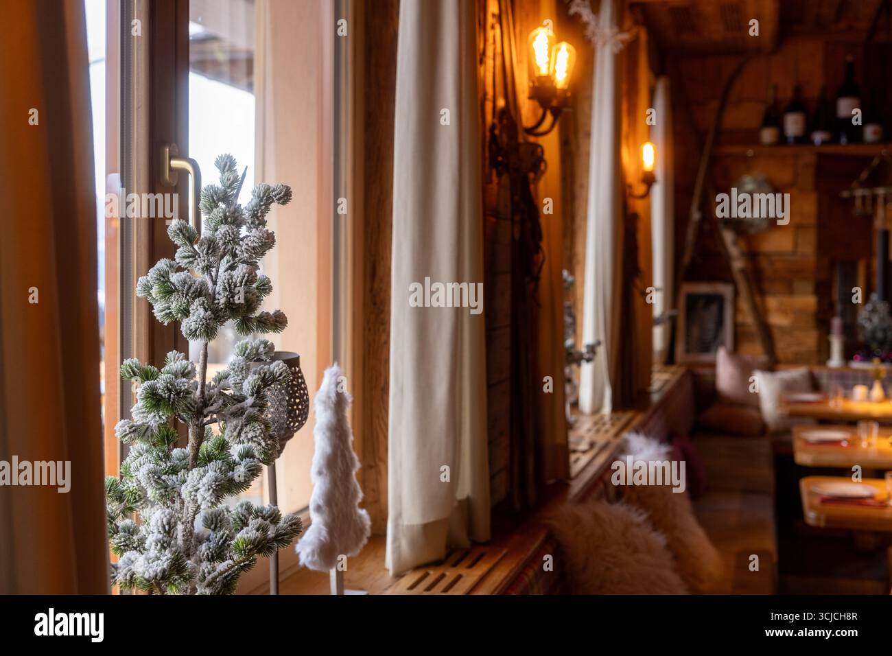 Intérieur charmant d'un restaurant alpin autrichien orné de bois chaleureux, décor festif et style traditionnel, créant une ambiance chaleureuse dans le vent Banque D'Images