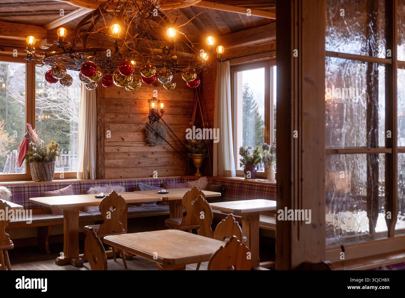 Intérieur charmant d'un restaurant alpin autrichien orné de bois chaleureux, décor festif et style traditionnel, créant une ambiance chaleureuse dans le vent Banque D'Images