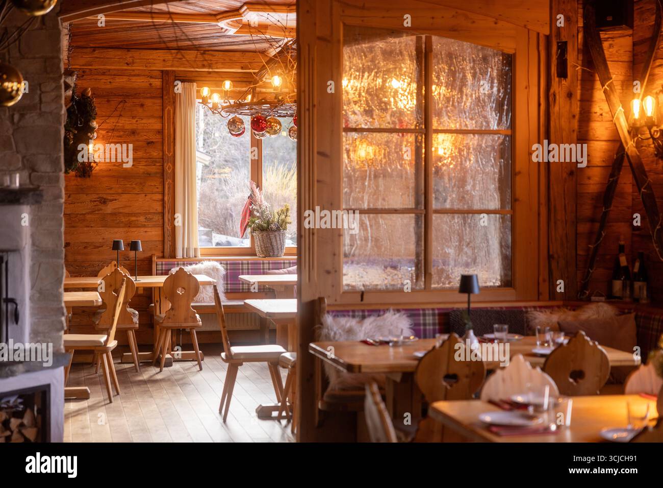 Un restaurant alpin confortable en Autriche dispose d'un décor rustique en bois et d'un éclairage chaleureux, invitant les clients à découvrir la culture autrichienne traditionnelle pendant l'année Banque D'Images