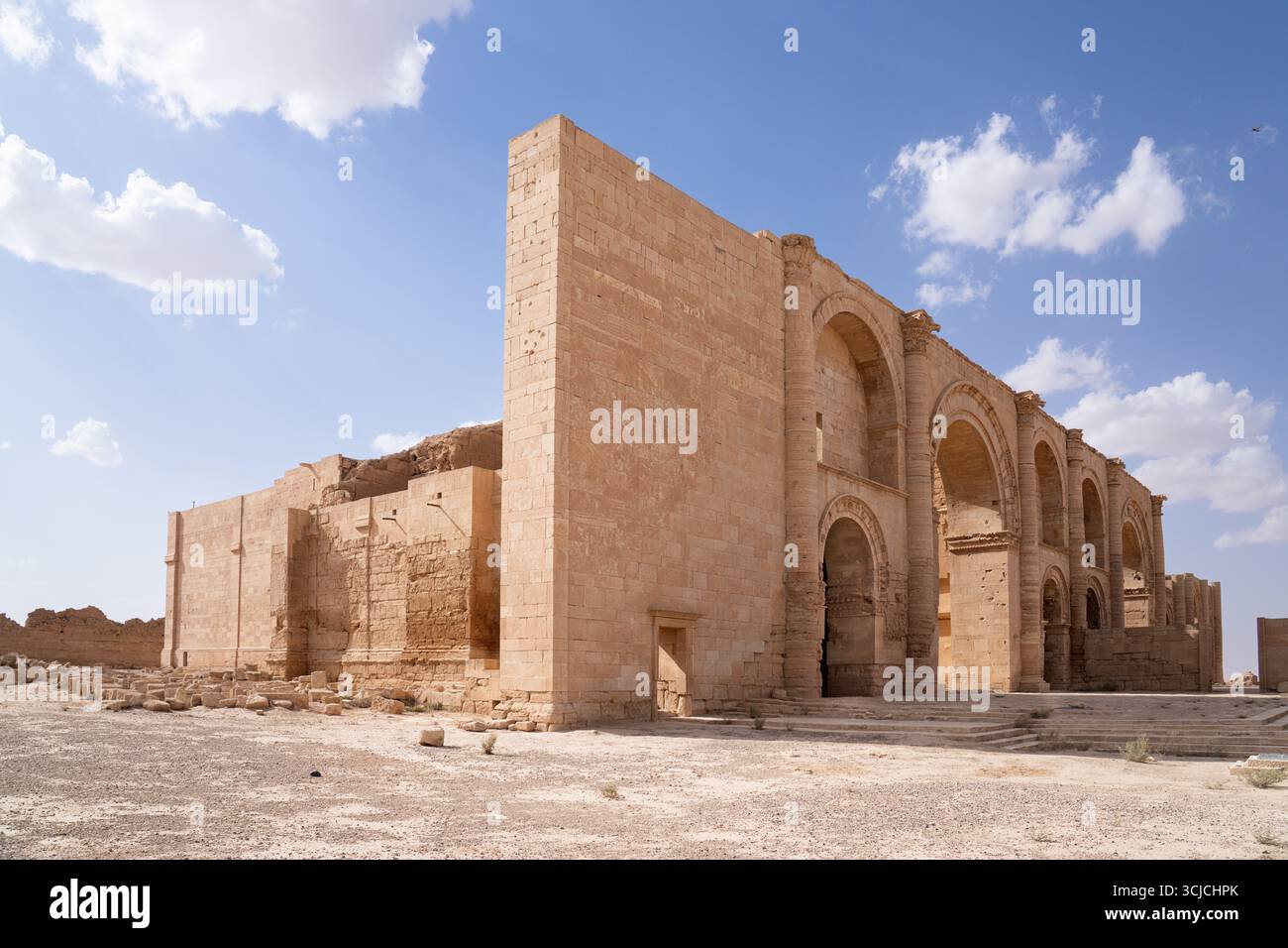 Vue sur les ruines impressionnantes du temple principal de Hatra, en Irak, présentant une conception architecturale ancienne avec de grandes arches et des murs de pierre sous une Clée Banque D'Images