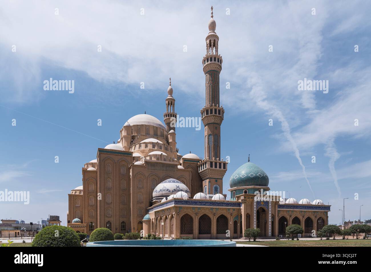 La mosquée Jalil Khayat se dresse bien en vue contre le ciel bleu à Erbil, en Irak, mettant en valeur ses minarets et dômes étonnants. Le design complexe refle Banque D'Images