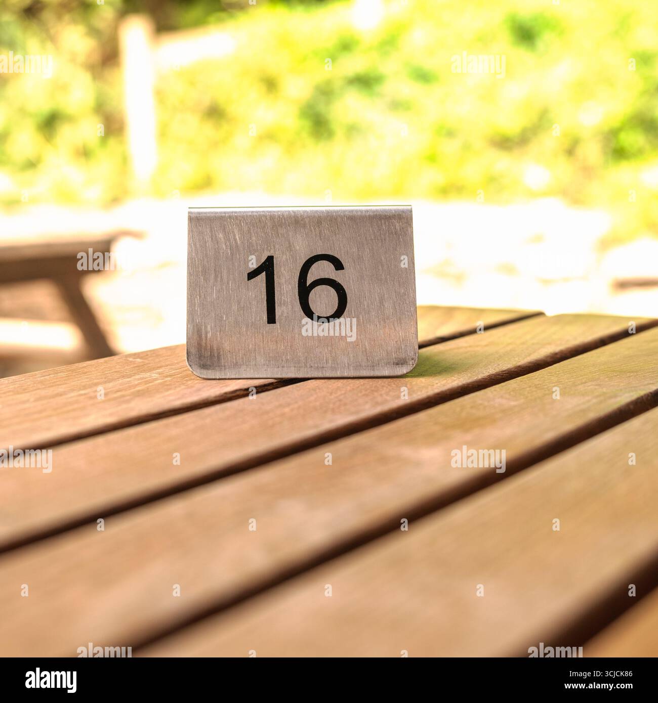 La table numéro 16 est réservée à un restaurant extérieur, peut être 16 ans, 16ème jour, anniversaire, lieu Banque D'Images