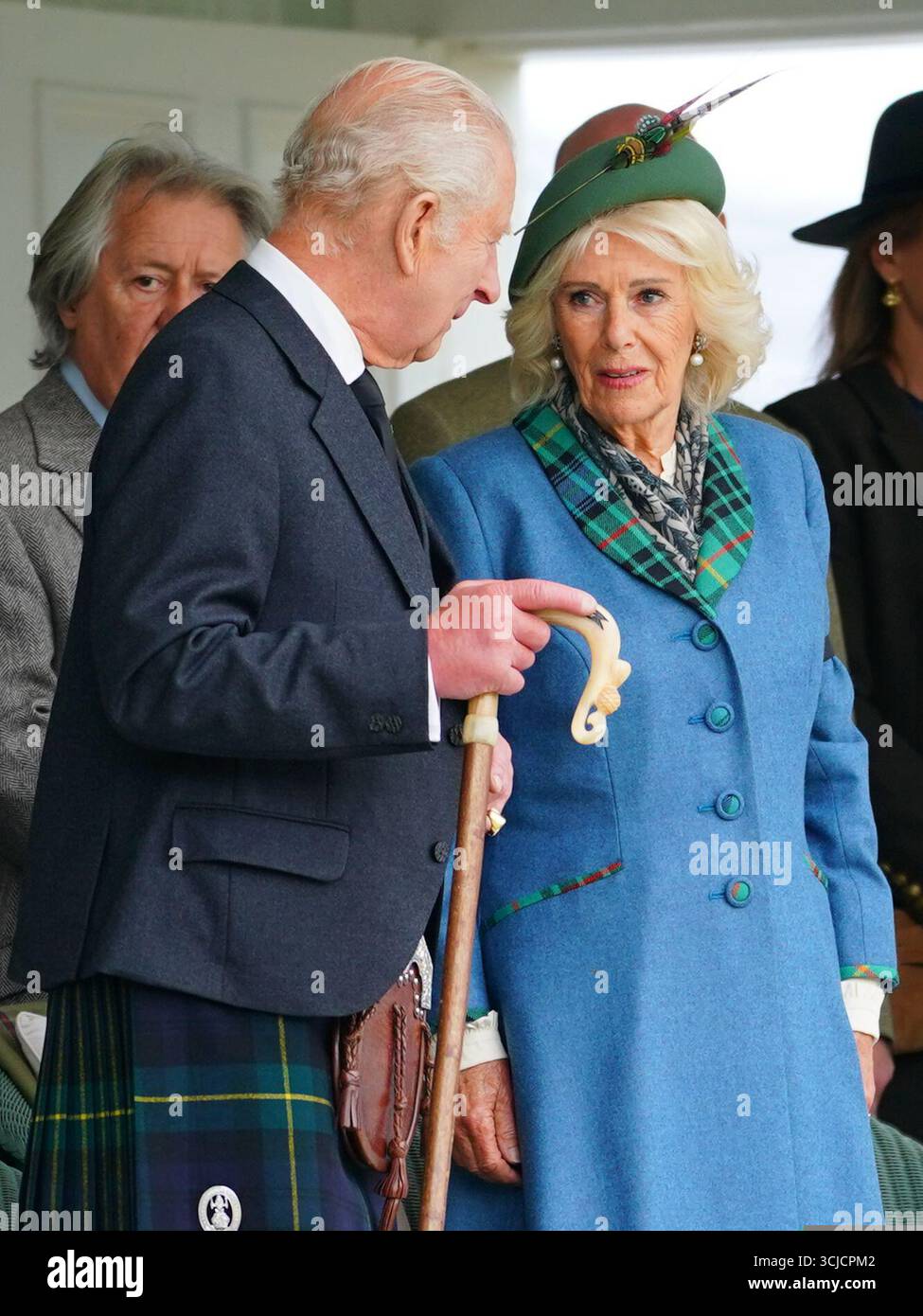 Braemar, Écosse, 6e. Sept. 2025. Le roi Charles III et la reine Camilla regardent les événements du rassemblement Braemar de 2025 à Braemar, en Écosse. Crédit : Lewis Langstaff-Wood/Alamy. Banque D'Images