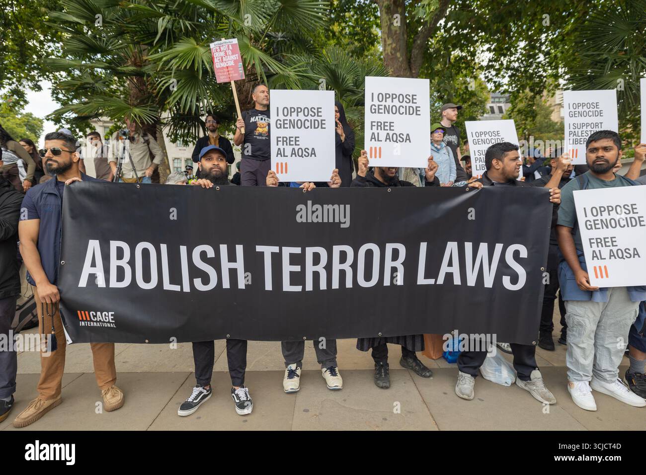 Londres, Royaume-Uni. 6 septembre 2025. Défendre nos jurys protestent contre la proscription de Palestine action avec plus de 1000 personnes faisant un engagement de tenir des signes au mépris de l'interdiction du Labour et montrant leur soutien au groupe interdit. Penelope Barritt/Alamy Live News Banque D'Images