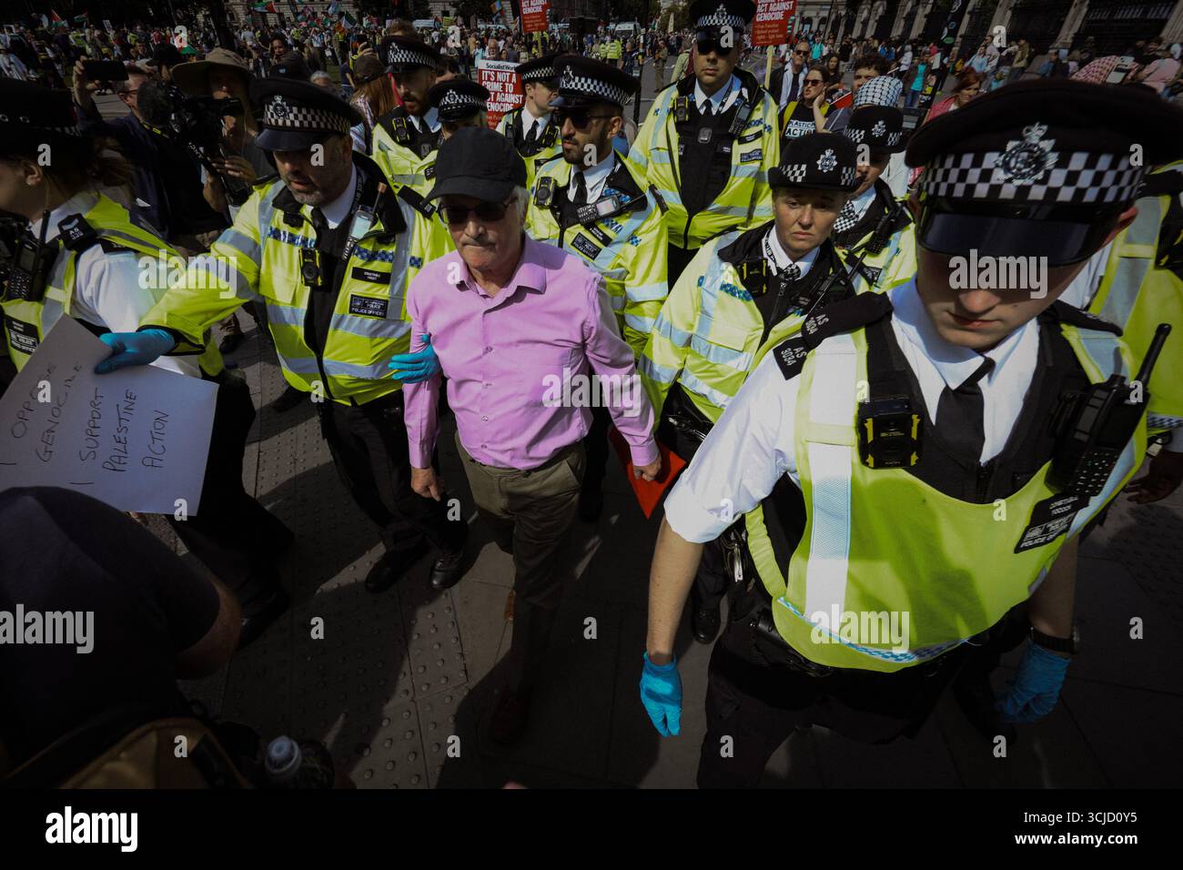 Londres, Royaume-Uni. 06 septembre 2025. Un manifestant est arrêté et emmené par la police pour avoir participé à un rassemblement manifestant son soutien à Palestine action. Plus d'un millier de personnes ont pris part à la manifestation contre l'interdiction du mouvement. Le groupe activiste a été répertorié comme une organisation terroriste par la ministre de l'intérieur, Yvette Cooper, après que le groupe a peint deux avions à la bombe sur une base de la RAF pour manifester son soutien au peuple palestinien. Crédit : Andy Barton/Alamy Live News Banque D'Images