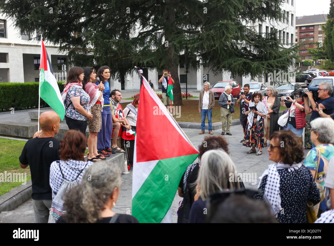 Oviedo, Espagne, 6 septembre 2025 : plusieurs militants accusés se sont entretenus avec les personnes présentes lors d’un rassemblement de soutien aux 12 militants pro-palestiniens accusés de désordre public, le 6 septembre 2025 à Oviedo, en Espagne. Crédit : Alberto Brevers / Alamy Live News. Banque D'Images