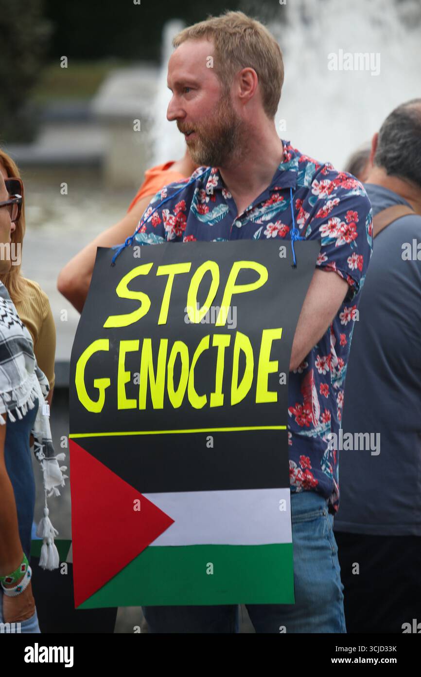 Oviedo, Espagne, 6 septembre 2025 : un garçon porte une pancarte indiquant "Stop au génocide" et un drapeau palestinien lors d'un rassemblement en soutien aux 12 militants pro-palestiniens accusés de désordre public, le 6 septembre 2025, à Oviedo, en Espagne. Crédit : Alberto Brevers / Alamy Live News. Banque D'Images
