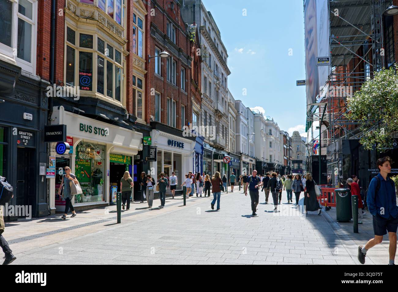 Grafton Street, l'une des deux principales rues commerçantes du centre-ville, l'autre étant Henry Street. Dublin, Irlande. Banque D'Images