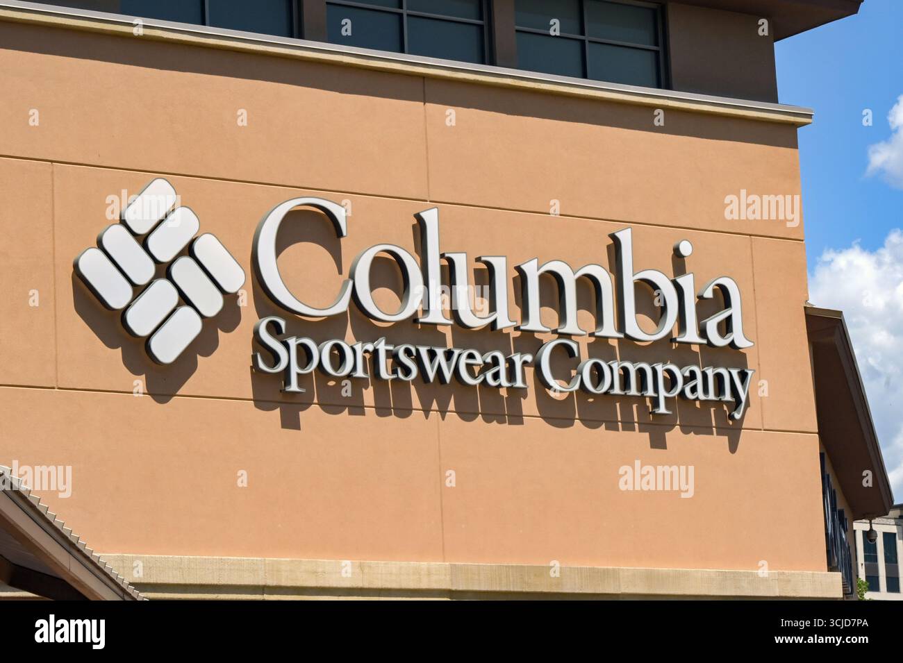 Salt Lake City, Utah, États-Unis - 26 mai 2025 : panneau devant une succursale de Columbia Sportswear Company dans un centre commercial. Banque D'Images