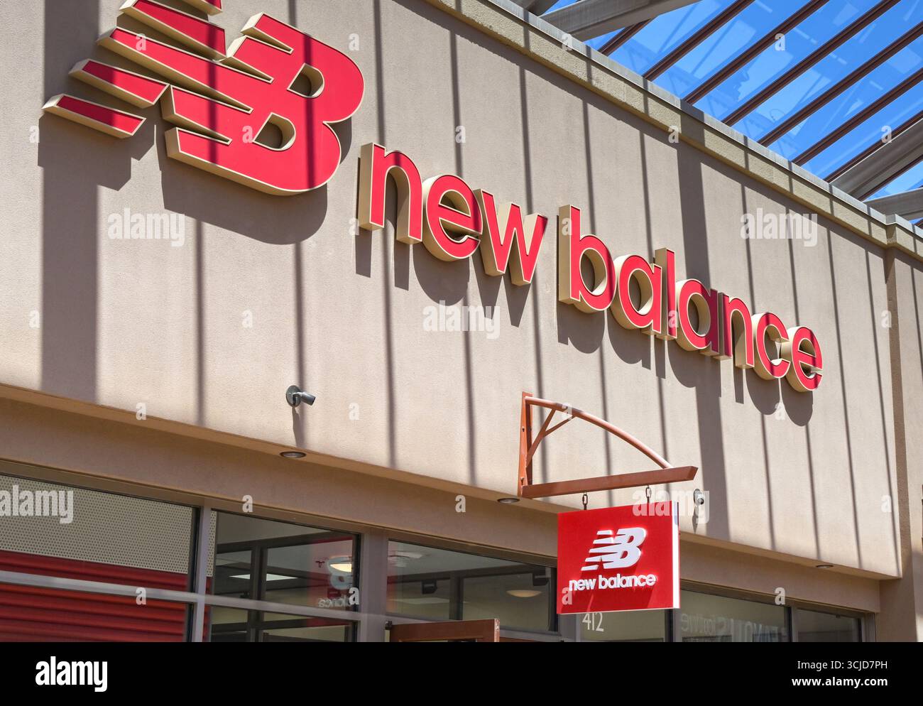 Salt Lake City, Utah, États-Unis - 26 mai 2025 : panneau sur le devant d'une succursale de la société de sport New Balance dans un centre commercial. Banque D'Images