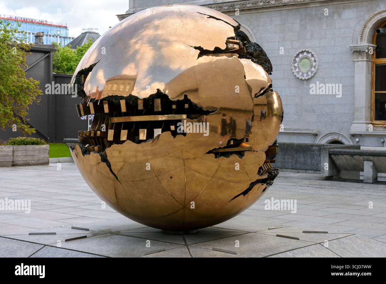 Sfera con sfera (sphère dans la sphère), sculpture d'Arnaldo Pomodoro. Devant le bâtiment de la bibliothèque, Trinity College, Dublin, Irlande. Banque D'Images