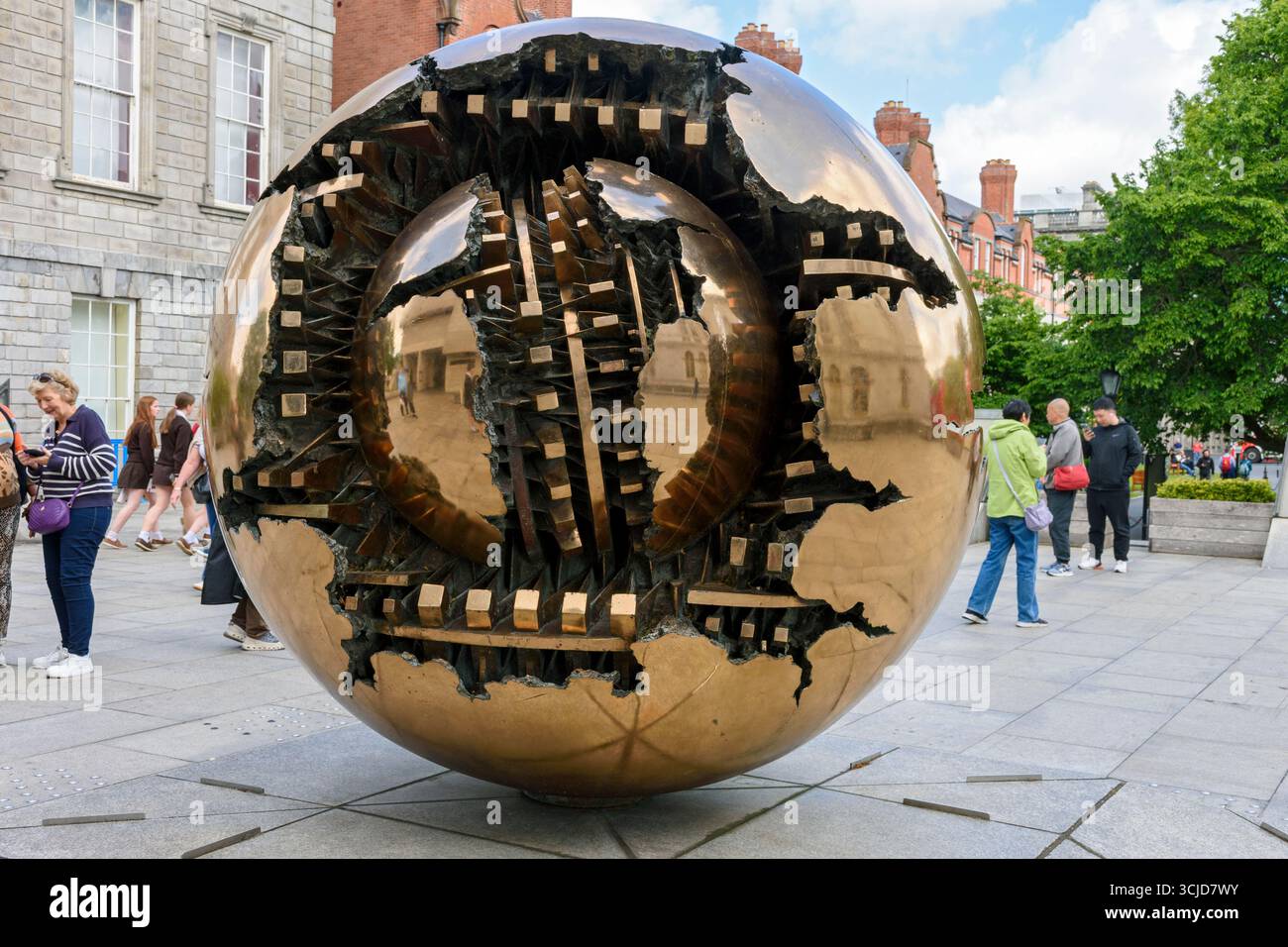 Sfera con sfera (sphère dans la sphère), sculpture d'Arnaldo Pomodoro. Devant le bâtiment de la bibliothèque, Trinity College, Dublin, Irlande. Banque D'Images
