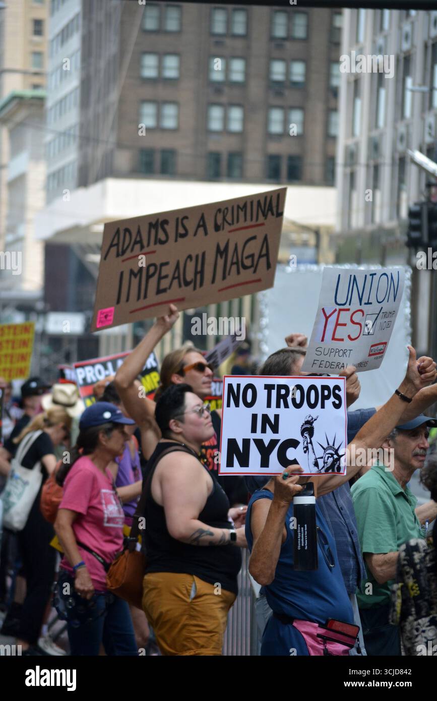 Manifestation anti-Trump en face de la Trump Tower sur la Cinquième Avenue lors de la parade annuelle de la fête du travail à Midtown Manhattan. Banque D'Images