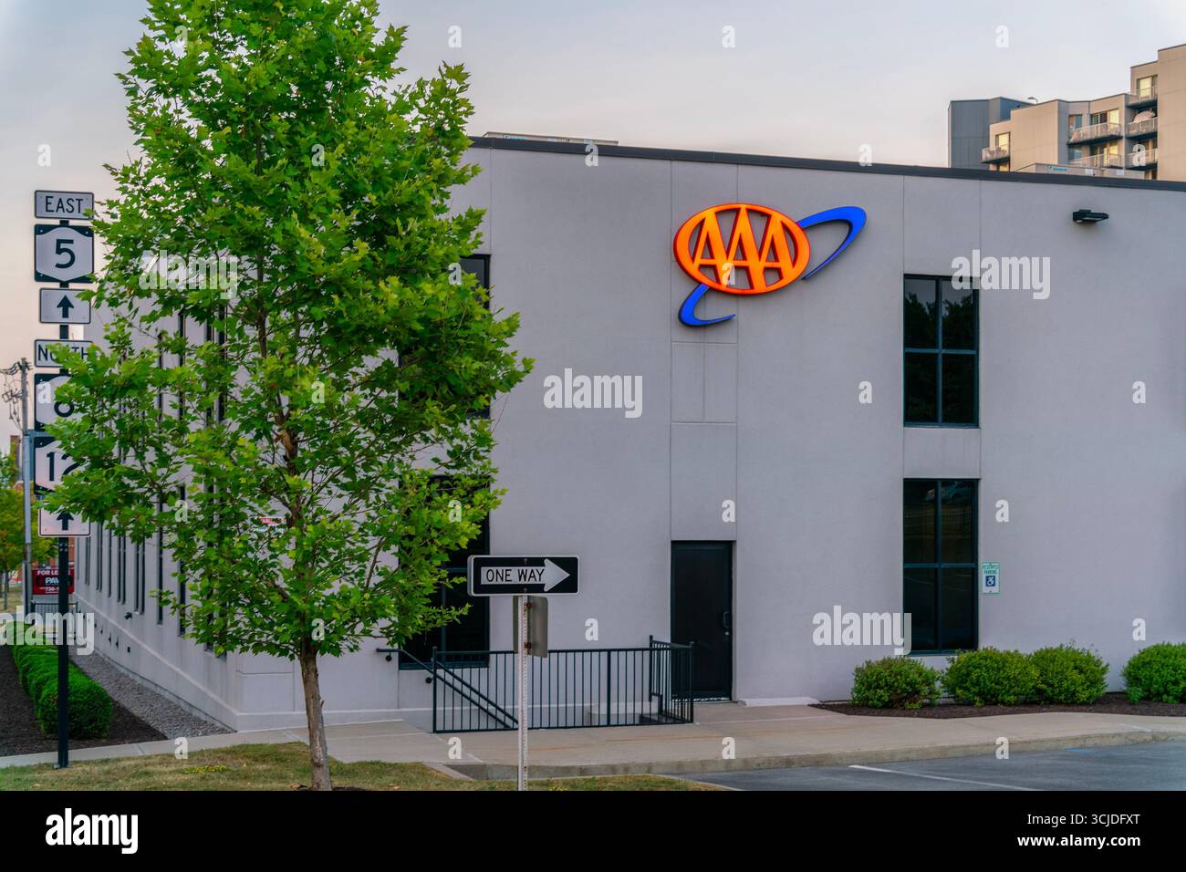 Utica, NY - 16 août 2025 : AAA (American automobile Association) est une Fédération à but non lucratif de clubs automobiles, offrant une assistance routière, voyage se Banque D'Images