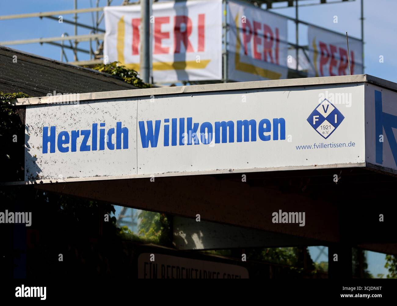Illertissen, Deutschland. 06 septembre 2025. Fussball, Herren, Toto-Pokal, saison 2025/2026, FV Illertissen - TSV 1860 München, Achtelfinale Der Schriftzug Herzlich Willkommen FV Illertissen, Am Stadiondach, Symbolbild crédit : dpa/Alamy Live News Banque D'Images