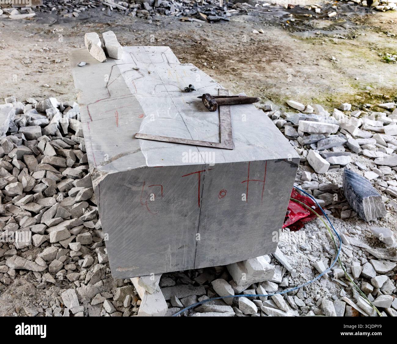 immense tâche à venir, bloc de marbre prêt à être sculpté Banque D'Images