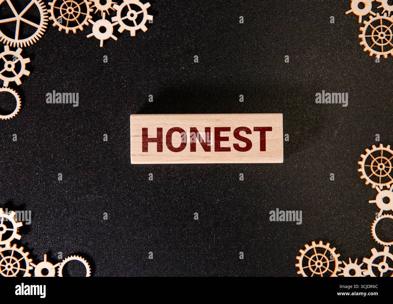 Message d'honnêteté écrit sur du papier cartonné déchiré avec fond rouge. Symbole d'honnêteté conceptuel. Copier l'espace. Banque D'Images