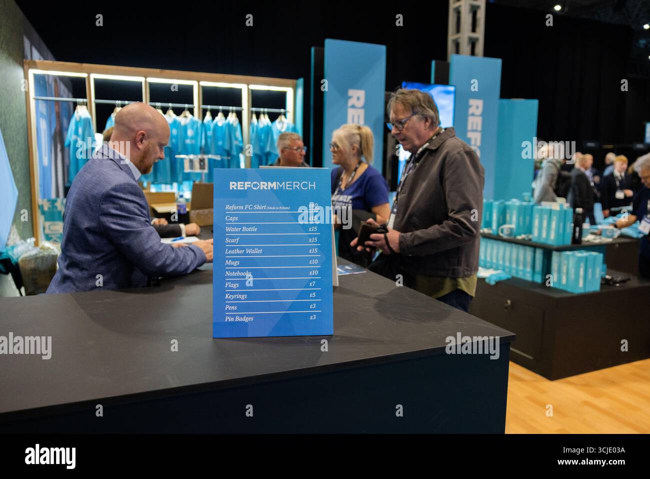 Birmingham, Royaume-Uni. 05 SEPTEMBRE 2025. Boutique de marchandises du Parti réformiste le premier jour de la Conférence du Parti réformiste, organisée au NEC de Birmingham pour son édition 2025. Crédit Milo Chandler/Alamy Live News Banque D'Images