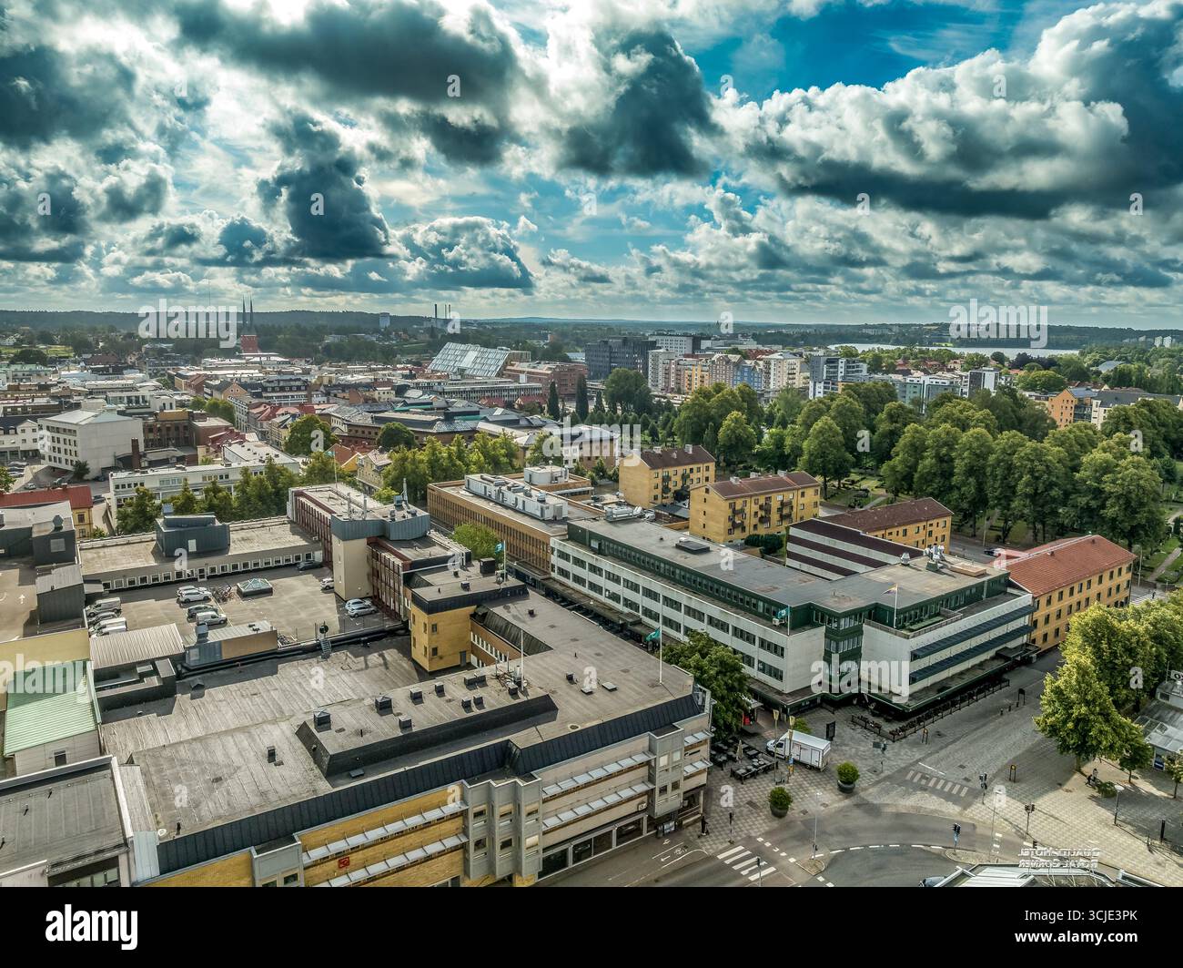 Une perspective panoramique de Växjö, en Suède, soulignant sa réputation de « ville la plus verte » avec des parcs et des voies navigables en son cœur Banque D'Images
