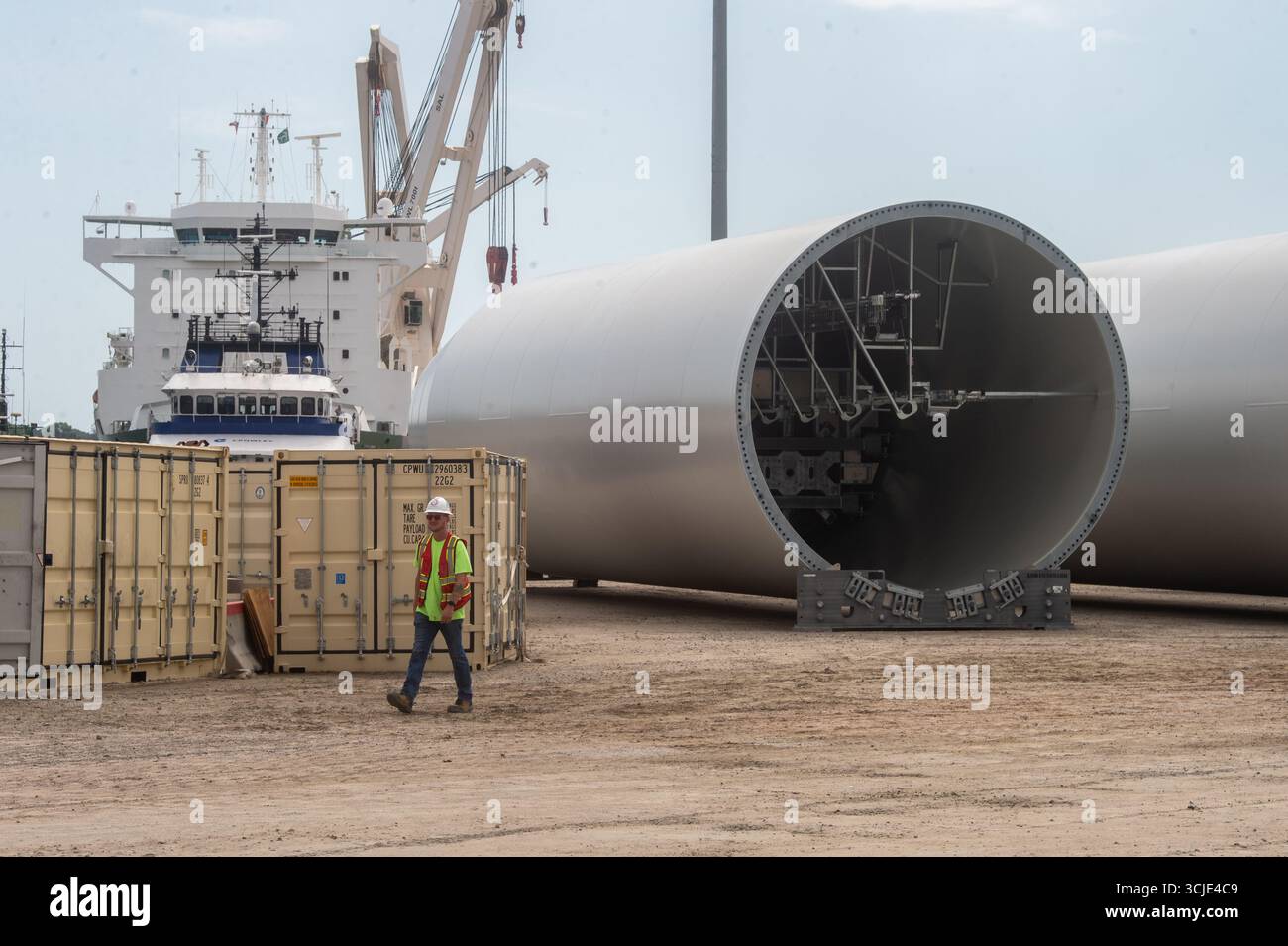 Chantier de construction avec grues assemblant des éoliennes offshore, mettant en valeur les énergies renouvelables, les technologies vertes et les infrastructures énergétiques durables. Banque D'Images