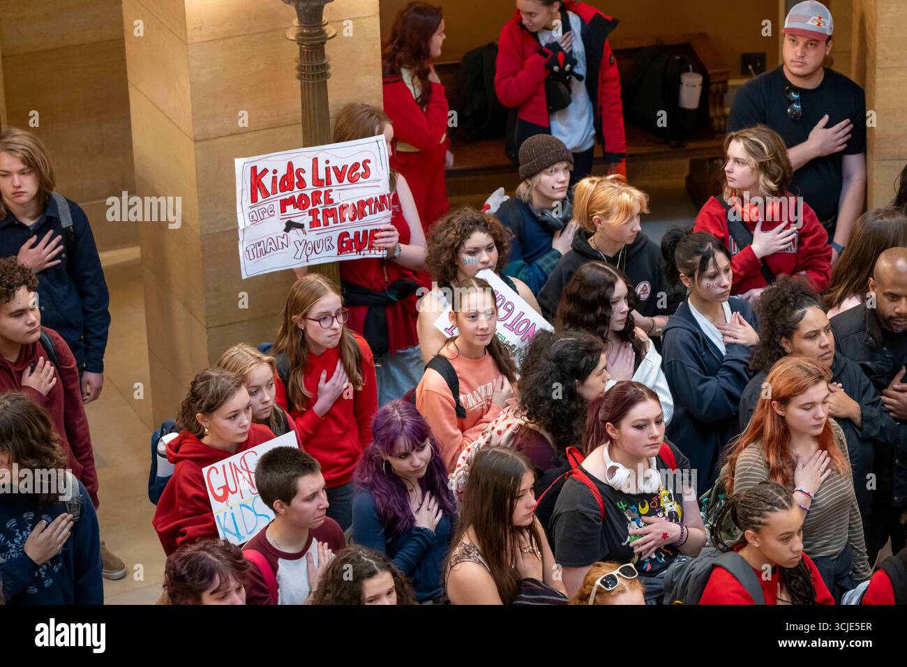 Paul, Minnesota. Capitole d'État. En réaction à la fusillade de masse à Minneapolis à l'église de l'Annonciation, les étudiants se rassemblent au Capitole exigeant STA Banque D'Images