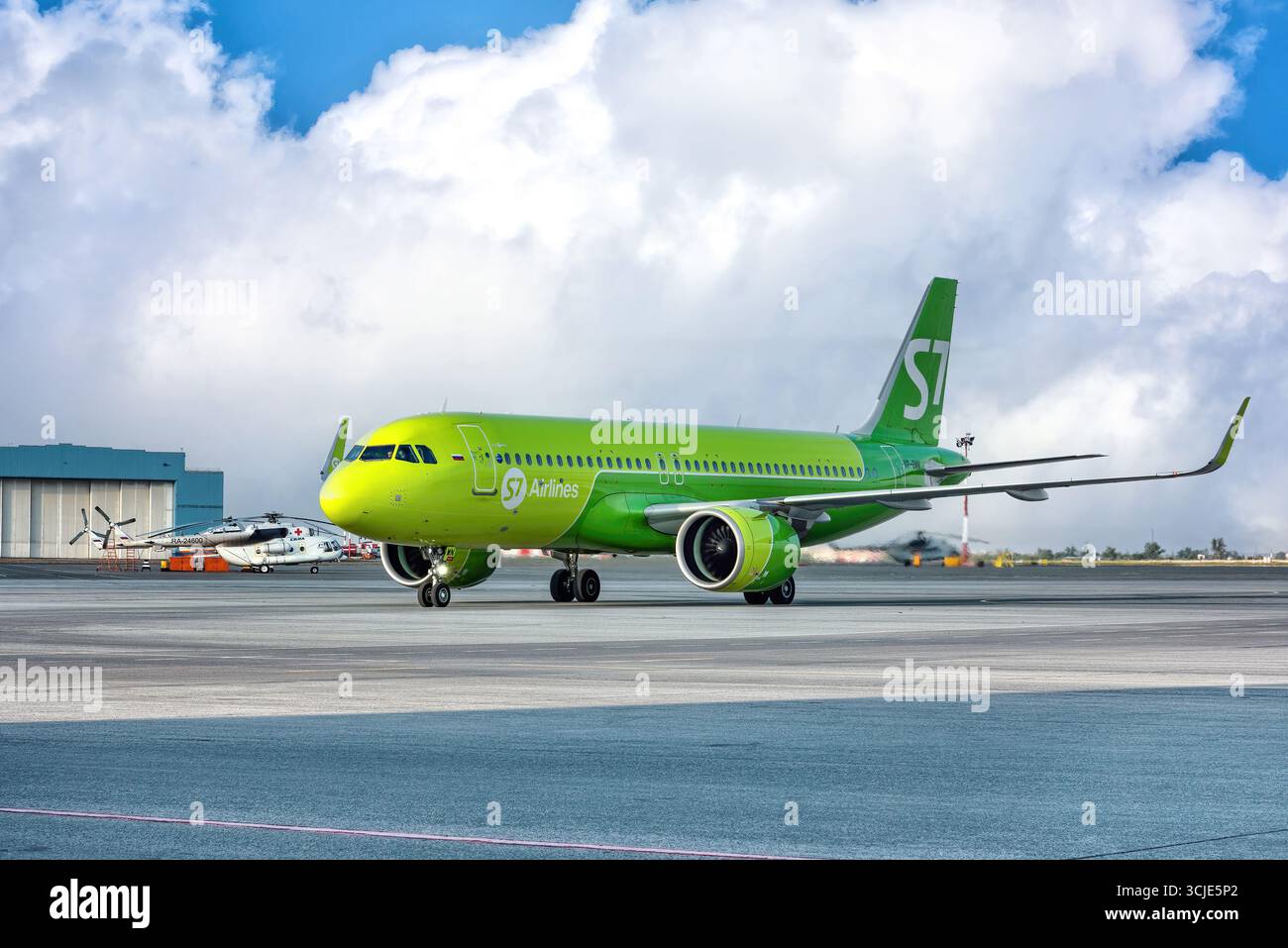 Un gros jet S 7 jaune prêt à décoller à l'aéroport : Abakan, Russie - 08 août 2020 Banque D'Images