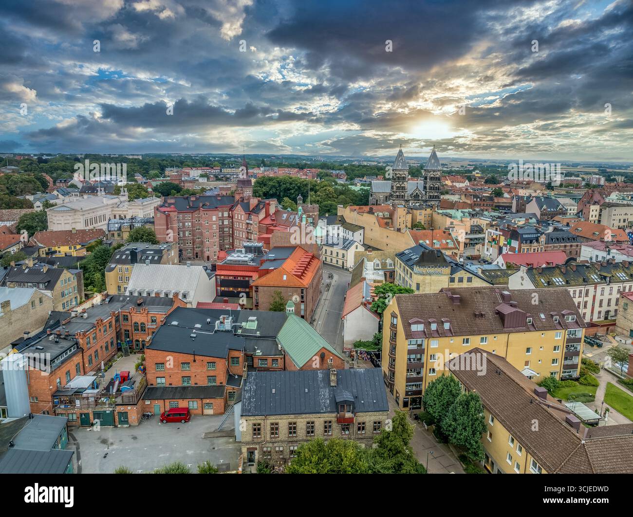Vue aérienne de la vieille ville médiévale de Lund en Suède avec le bâtiment principal de l'Université, cathédrale romane ciel dramatique coucher de soleil Banque D'Images
