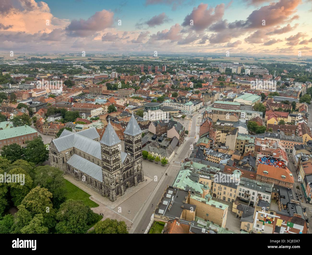 Vue aérienne de la vieille ville médiévale de Lund en Suède avec le bâtiment principal de l'Université, cathédrale romane ciel dramatique coucher de soleil Banque D'Images