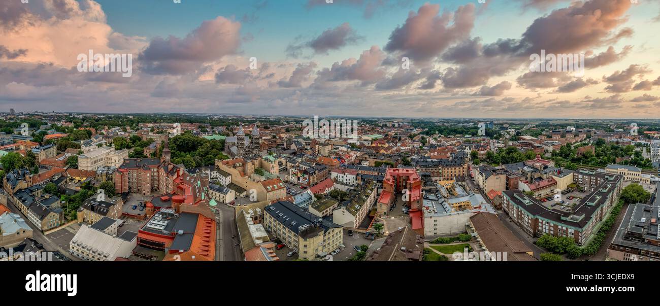Vue aérienne de la vieille ville médiévale de Lund en Suède avec le bâtiment principal de l'Université, cathédrale romane ciel dramatique coucher de soleil Banque D'Images