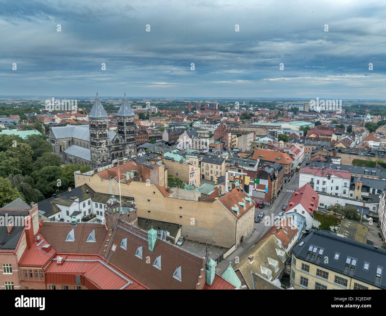 Vue aérienne de la vieille ville médiévale de Lund en Suède avec le bâtiment principal de l'Université, cathédrale romane ciel dramatique coucher de soleil Banque D'Images