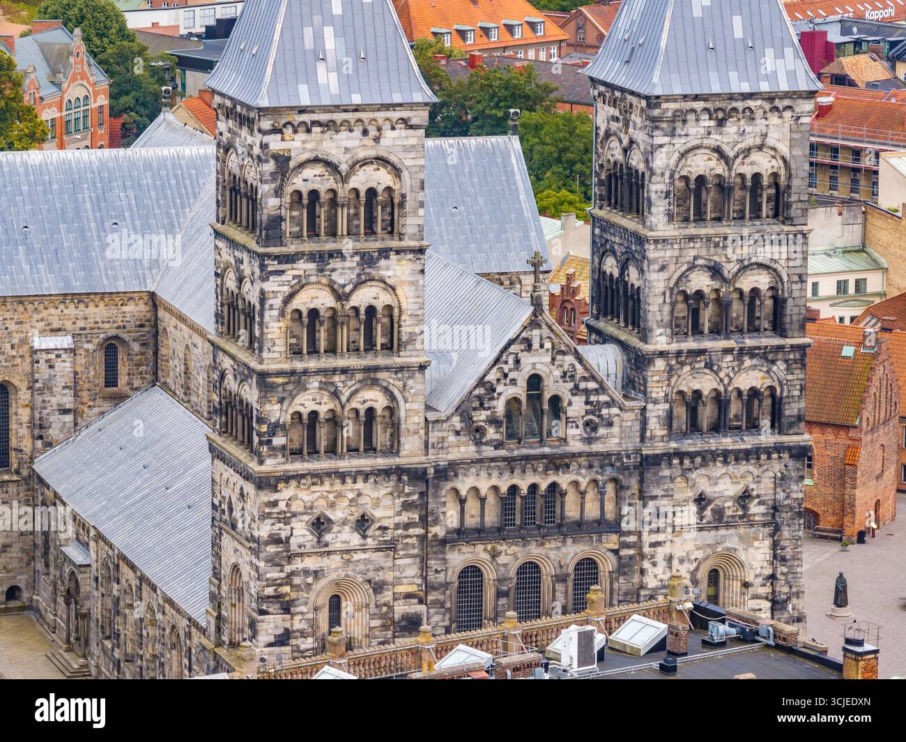 Vue aérienne rapprochée de la cathédrale de Lund, un chef-d'œuvre roman du XIIe siècle avec deux tours Banque D'Images