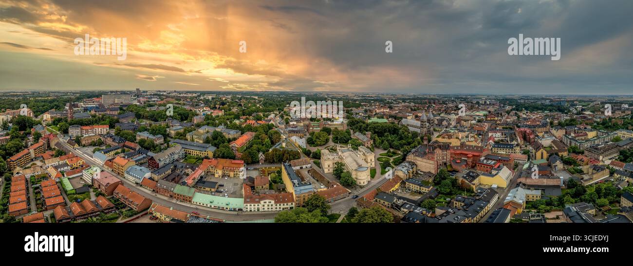 Vue aérienne de la vieille ville médiévale de Lund en Suède avec le bâtiment principal de l'Université, cathédrale romane ciel dramatique coucher de soleil Banque D'Images