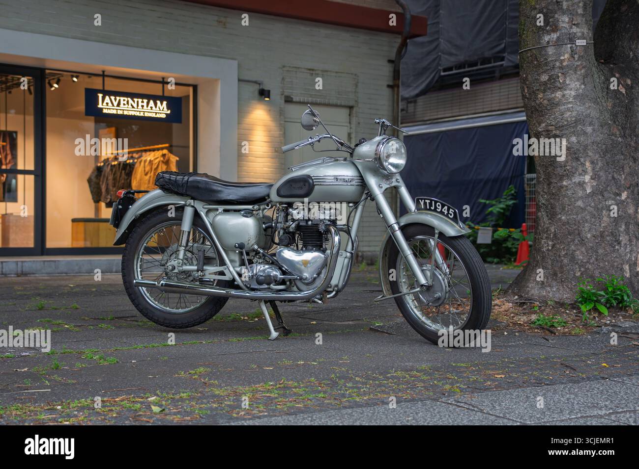 Yokohama, Japon, 8 juin 2025. Belle vieille moto Triumph dans les rues de Yokohama Banque D'Images