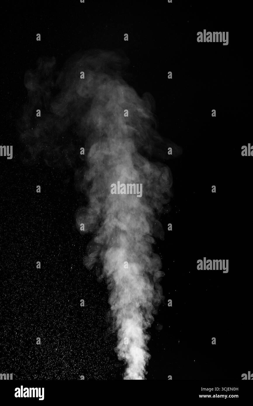 Fumée blanche épaisse ou nuage de vapeur tourbillonnant vers le haut, capturé en contraste élevé sur fond noir, symbolisant le mystère ou concept de pollution Banque D'Images