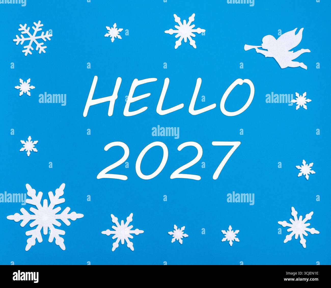 Carte de voeux du nouvel an. Le texte HELLO 2027 sur fond bleu avec des flocons de neige de Noël, un ange blanc. Bonne année. Banque D'Images