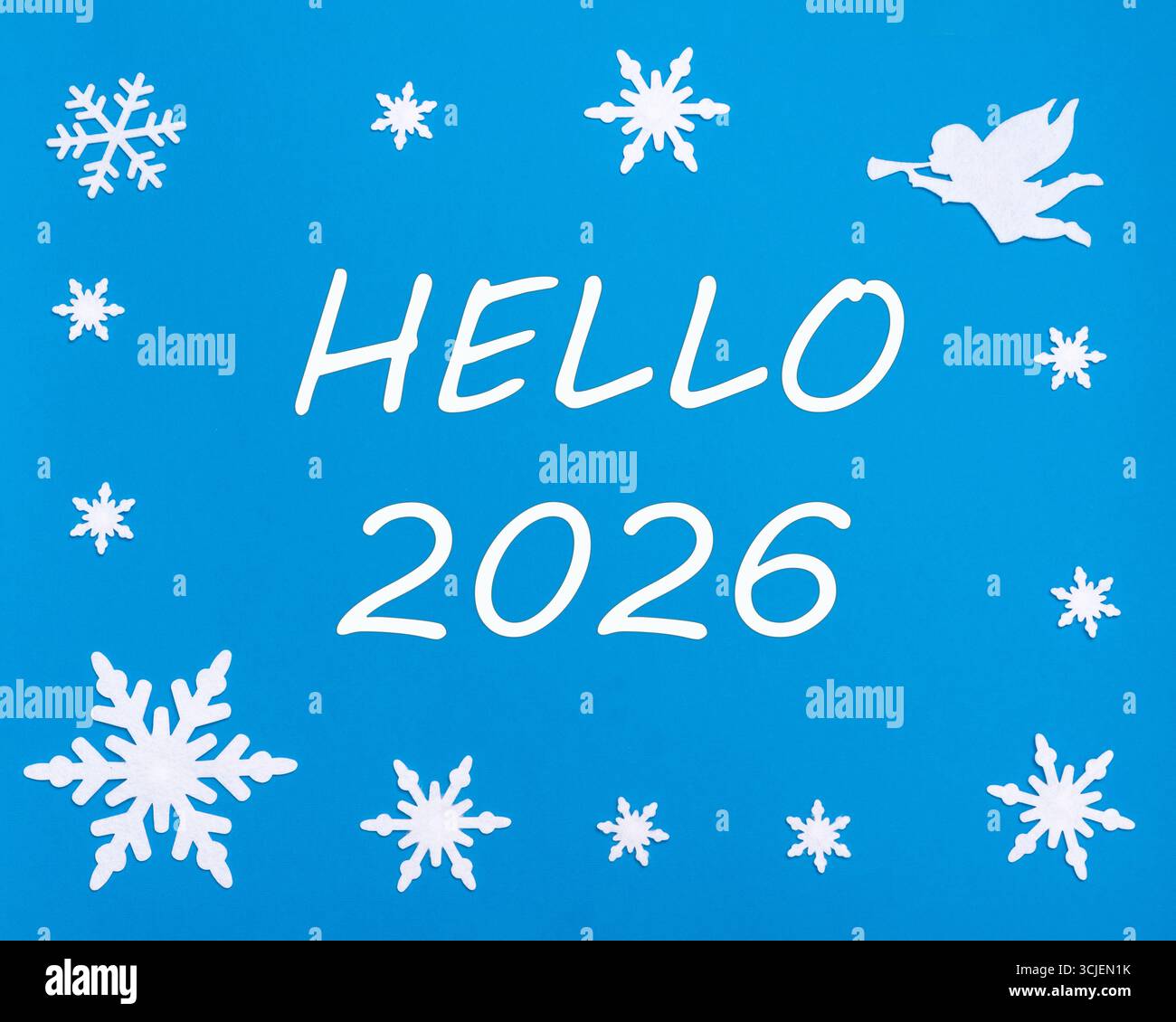 Carte de voeux du nouvel an. Le texte HELLO 2026 sur fond bleu avec des flocons de neige de Noël, un ange blanc. Bonne année. Banque D'Images