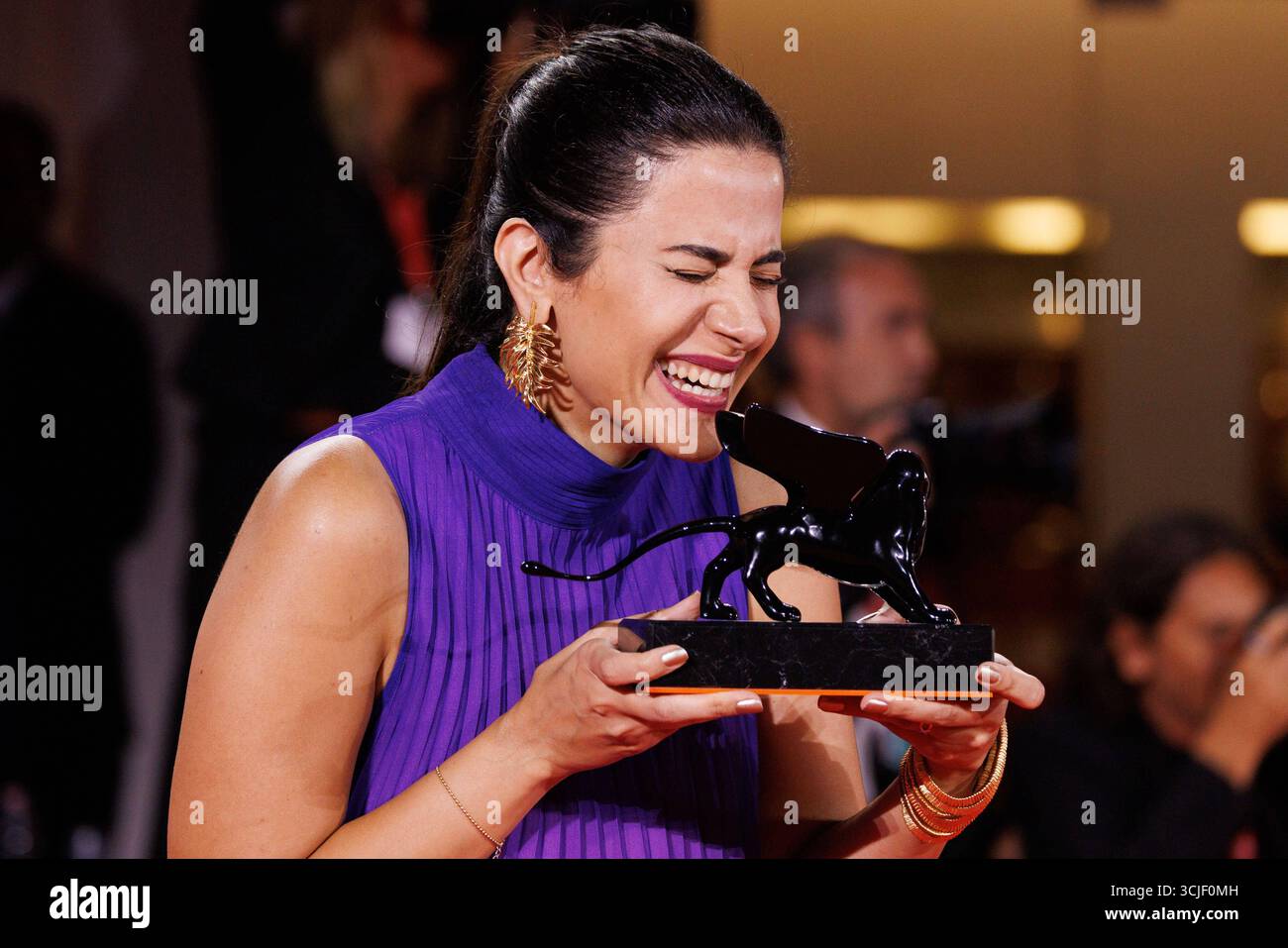 News - 2025 gagnants Photocall - le 82ème Festival International du film de Venise Negar Motevalymeidanshah pose avec le Prix spécial immersif du jury de Venise pour moins de 5gr de safran lors du Photocall des gagnants au 82ème Festival International du film de Venise le 06 septembre 2025 à Venise, Italie. Photo : Cinzia Camela. Lido di Venezia Palazzo del Cinema Italy Copyright : xCinziaxCamelax/xLiveMediax LPN_2012831 Banque D'Images