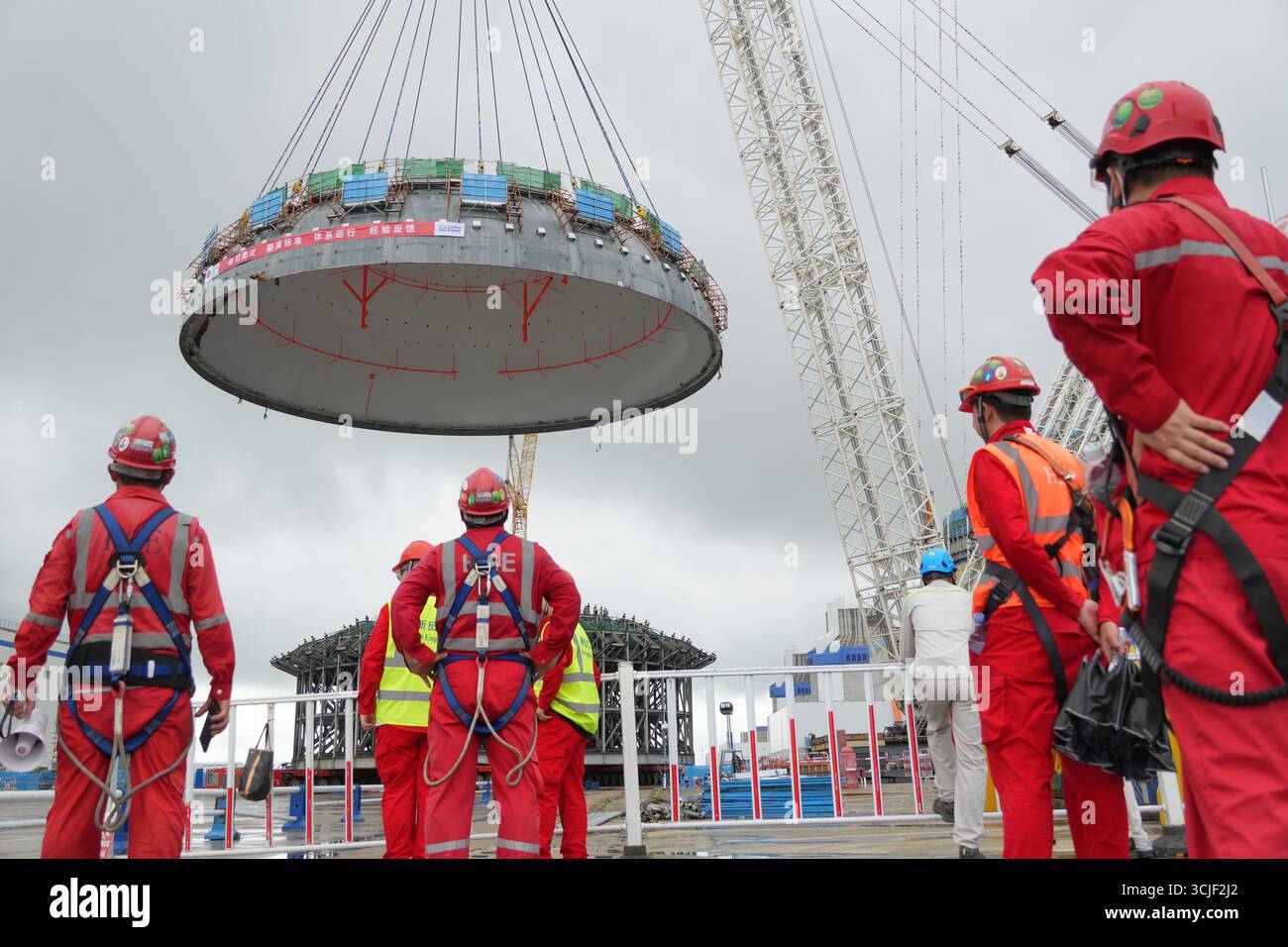 YANTAI, CHINE - 6 SEPTEMBRE 2025 - des États-Unis surveillent le levage de la tête supérieure du navire de confinement nucléaire de l'île pour l'unité 4 à la centrale nucléaire de Haiyang à Yantai, Shandong, Chine, le 6 septembre 2025. Banque D'Images
