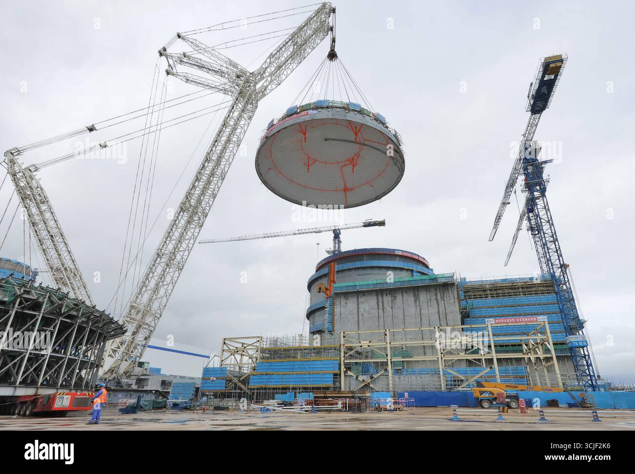YANTAI, CHINE - 6 SEPTEMBRE 2025 - une grosse grue soulève la tête supérieure de la coque de sécurité de l'île nucléaire de l'unité 4 à la centrale nucléaire de Haiyang à Yantai, Shandong, Chine, le 6 septembre 2025. Banque D'Images