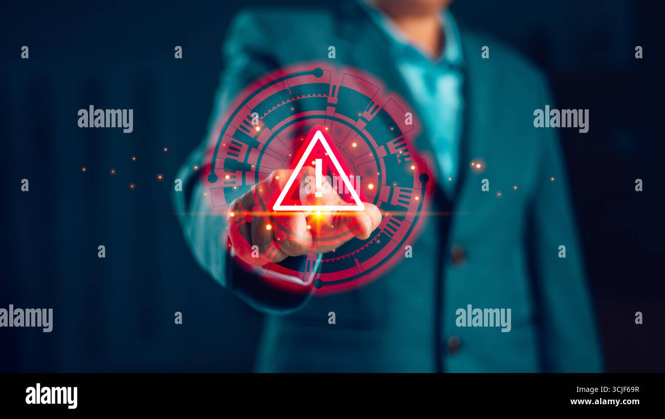 Homme d'affaires pressant l'icône d'alerte d'avertissement numérique sur l'écran virtuel, concept de risque de cybersécurité, protection des données, sécurité d'Internet, défaillance du système et Banque D'Images